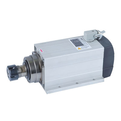 Le moteur à broche de 4,5 kW est équipé d'un moteur de 18000 tr/min.5